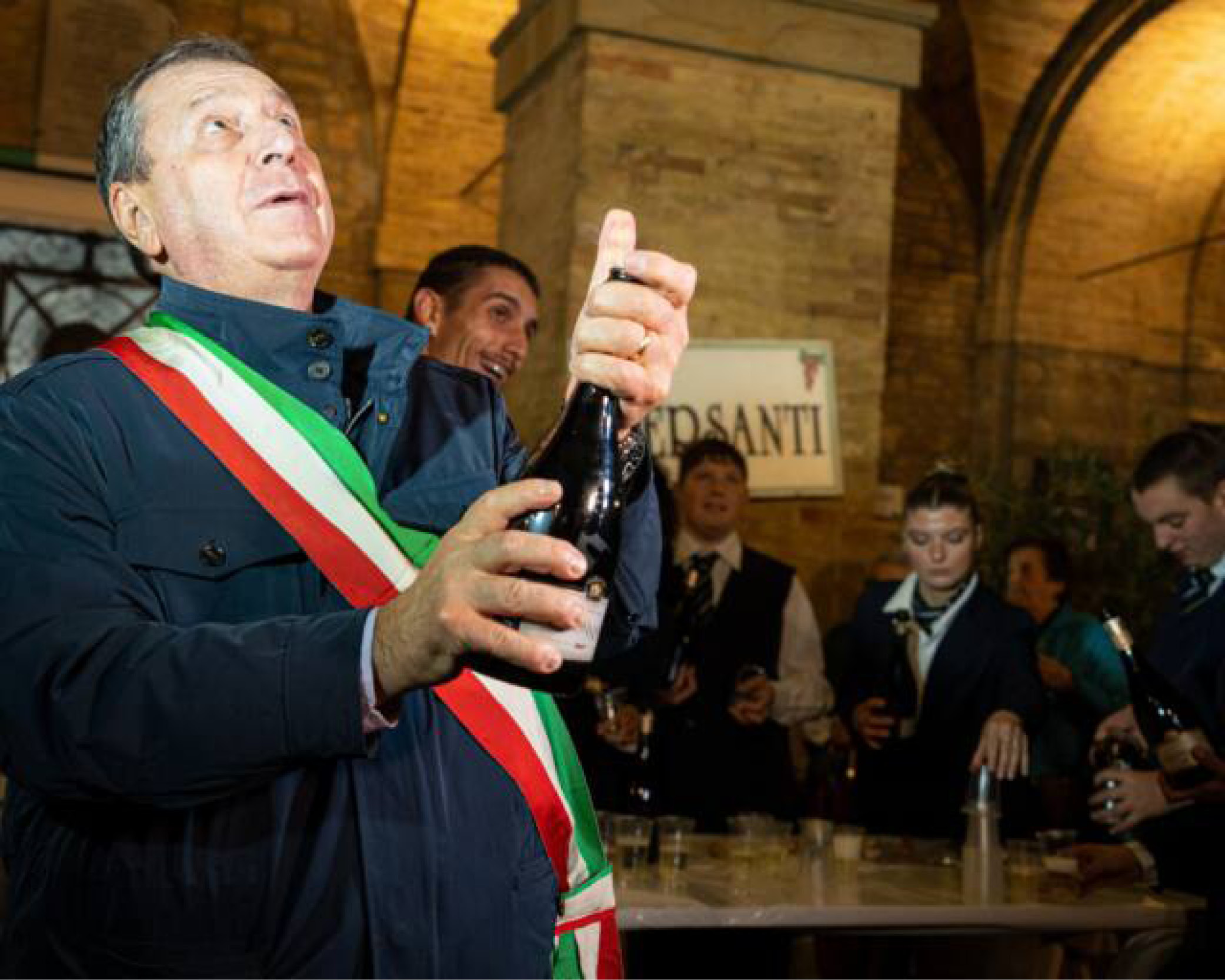 Burgemeester Enrico Gianpieri opent het sagra dell'uva druivenfeest