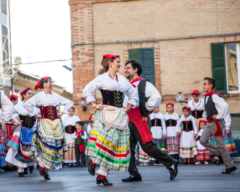 folklore dansers op het sagra dell'uva in Cupramamontana