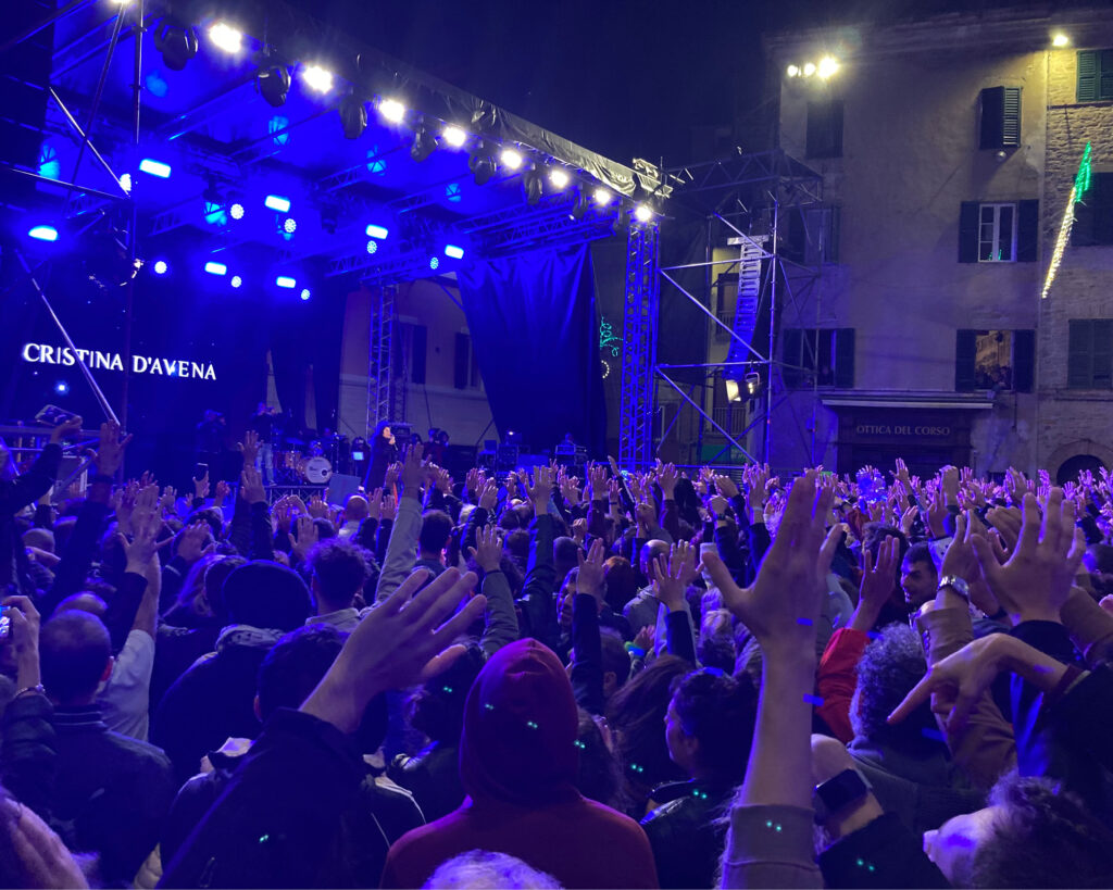 publiek en artiesten op het sagra dell'uva in Cupramontana Le Marche