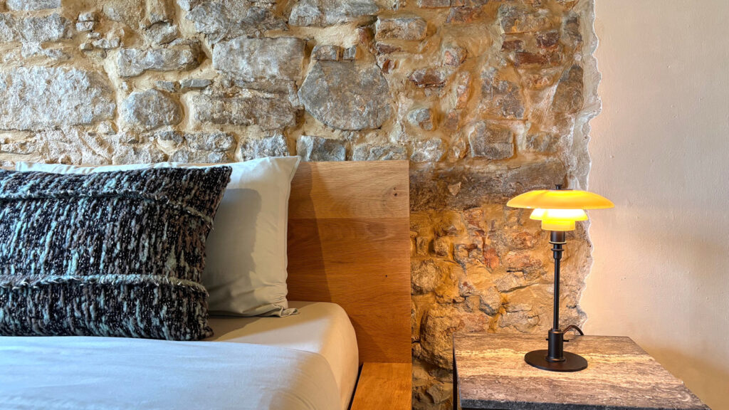Matelica suite bedroom at Villa Verdicchio
